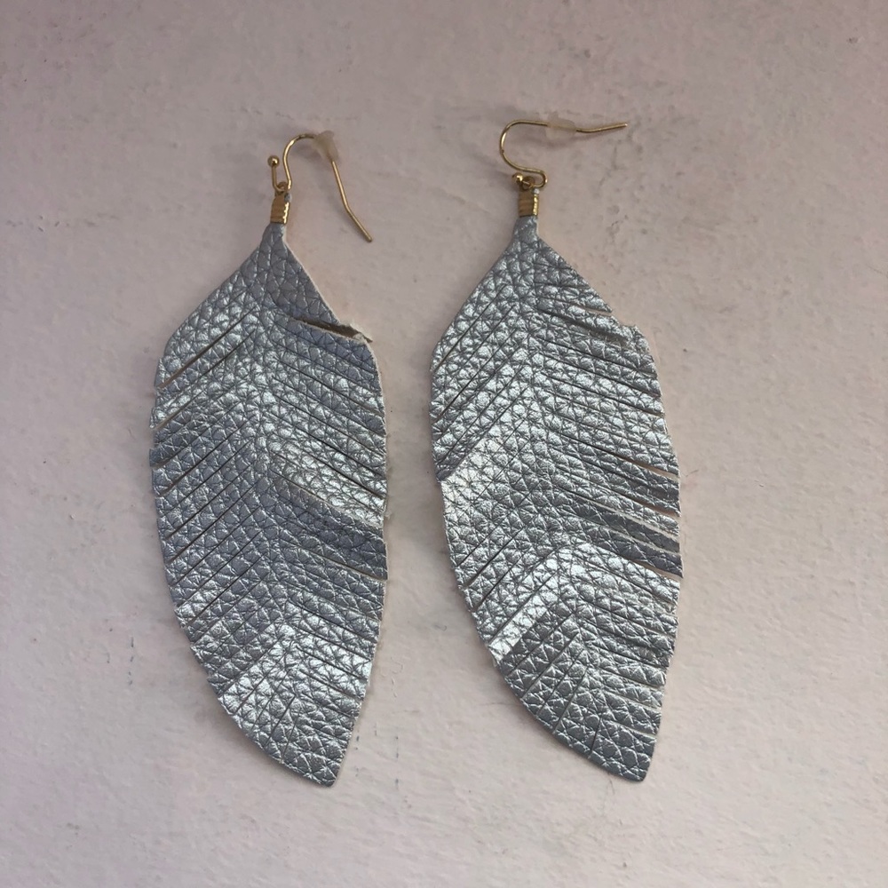WORN ONCE FEATHER EARRINGS